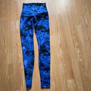 Wunder under Lululemon blue black camo leggings size 4